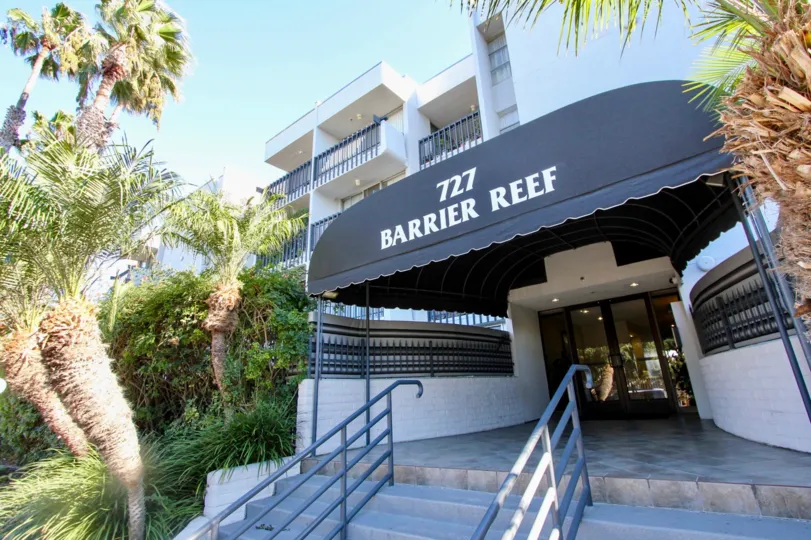 THE 727 BUILDING IN THE BARRIER REEF WITH THE UPSTAIRS, PLANTS, TREES, BALCONIS