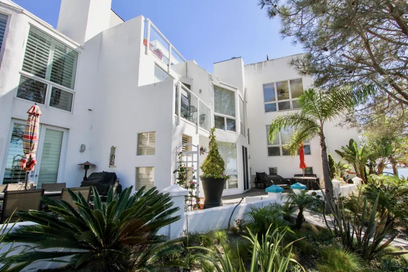 A sunny day in the area of Bay Contempo, potside, umbrells, condo, balcony