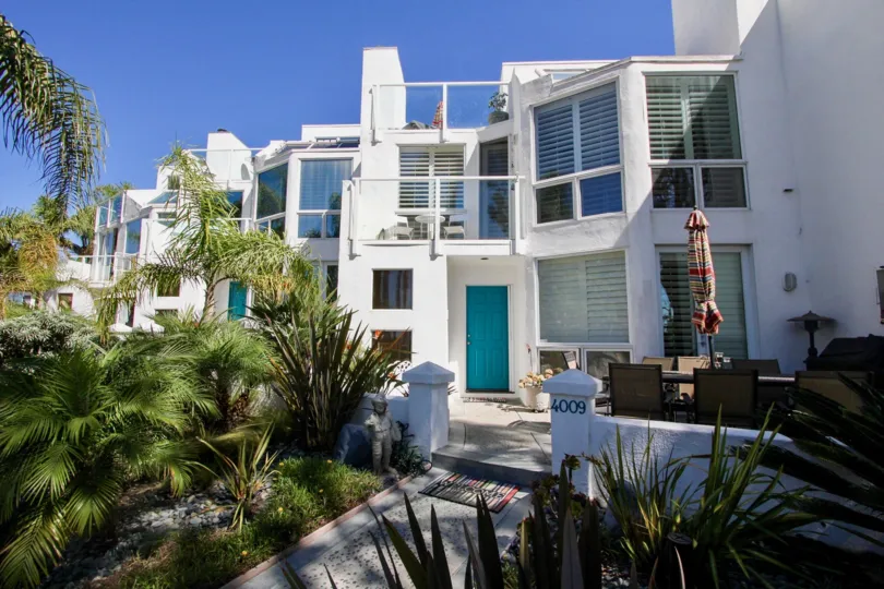 A SUNNY DAY IN THE BAY CONTEMPO WITH GLASS FURNISED HOUSE WITH GARDEN TOO