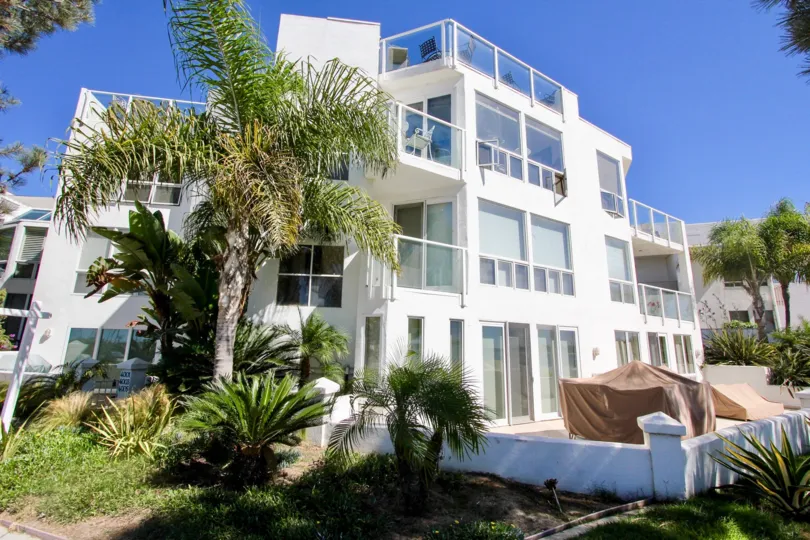 A SUNNY DAY IN THE BAY CONTEMPO WITH THE HOUSE THAT IS FULLY EQUIPPED WITH GLASS
