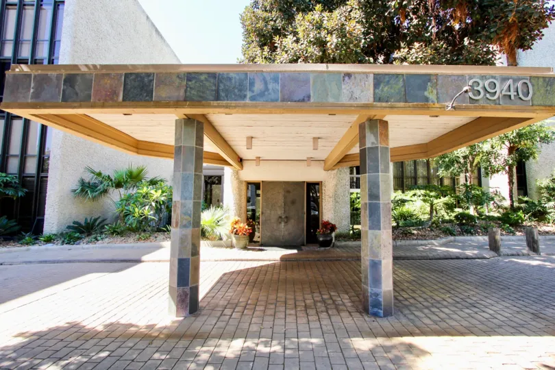 A covered drop-off covered in tiles in the Bay Scene community.