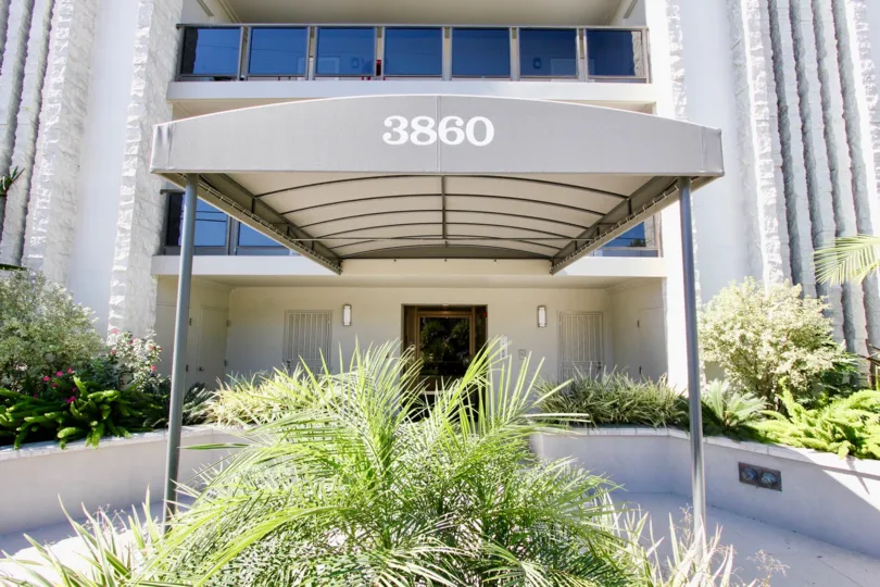 Apartment in Baycliffs has roof coverage with number 3860 and with bushes and plants