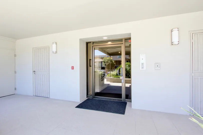 A beautiful wight color rest room in the Baycliffs with a fantastic glass door.