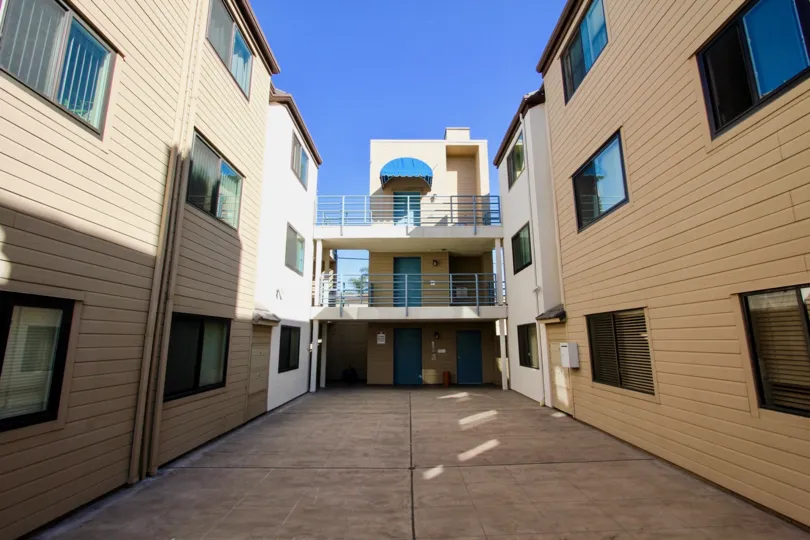 THIS IMAGE SHOWS THAT APARTMENT IN THE CAMELOT BAY WHICH HAS BEEN EMPTY SPACE, BALCONI