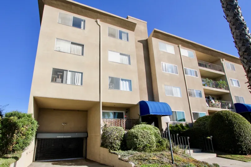 A SIGHT OF AN APARTMENT WITH THE FRONT VIEW IN CAS THOMAS