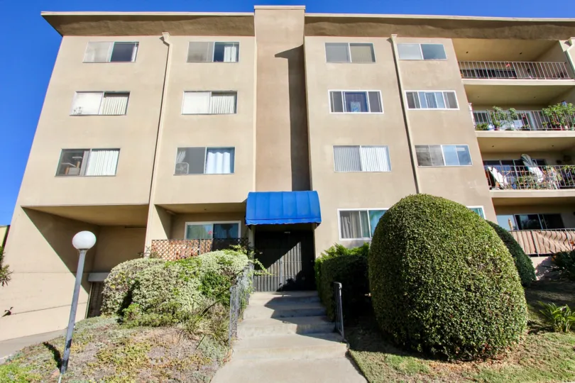 Beautiful apartment with lawn at front in Casa Thomas of Pacific Beach