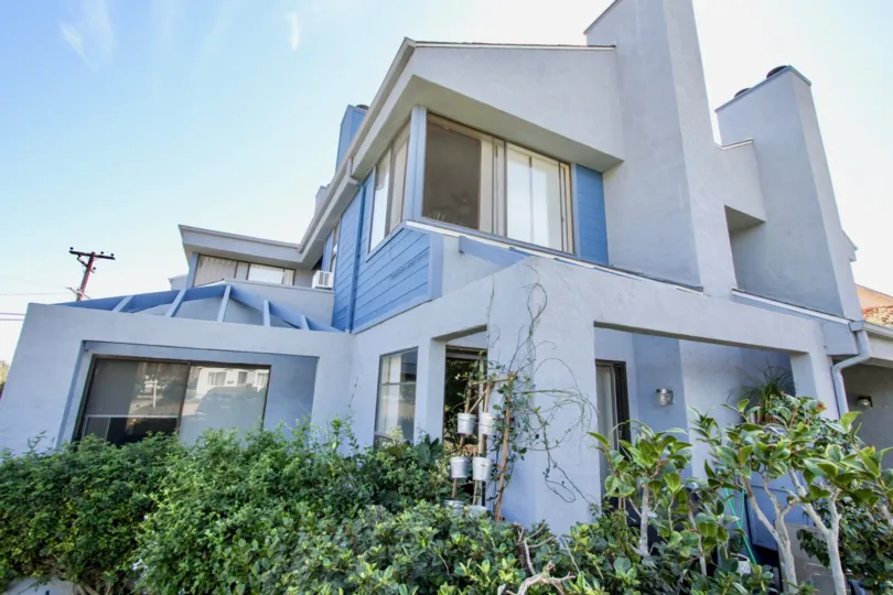 Side view of Chalcedony Six community, Pacific Beach, CA