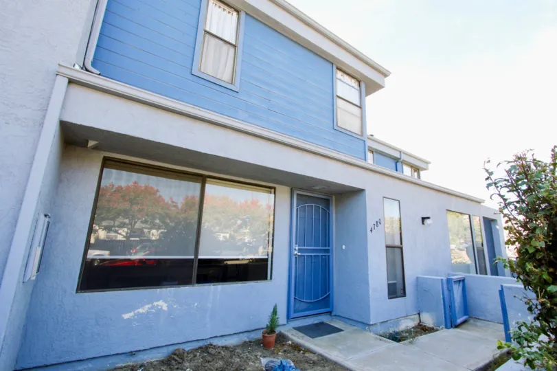 a sunny day in chalcedony Six with beautiful house.