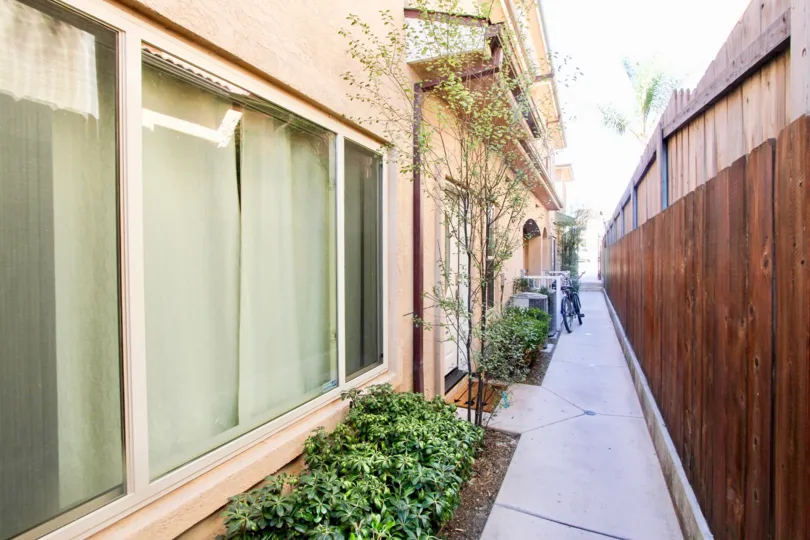 A small green garden with parking place in Felspar Views of Pacific Beach