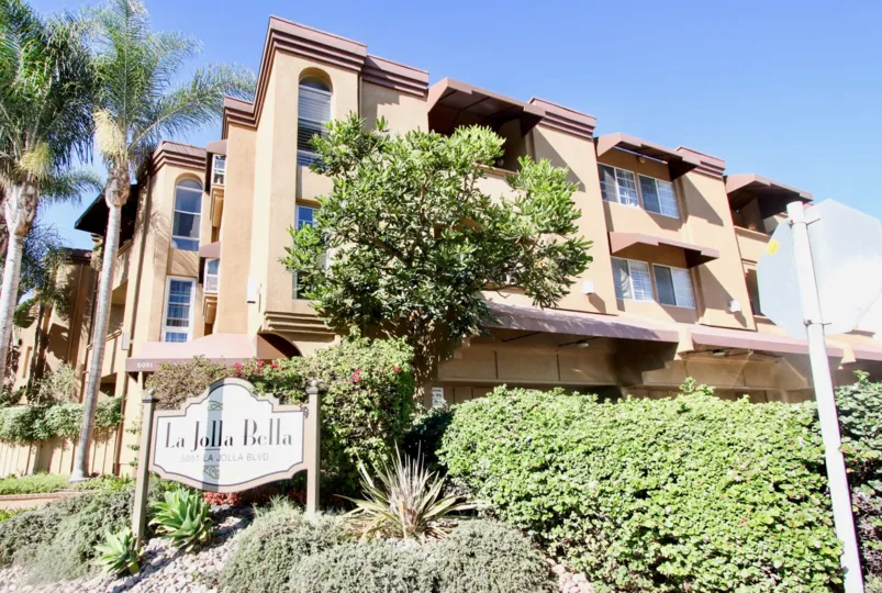 A three-storey townhomes in the La Jolla Bella community with cream color motifs.
