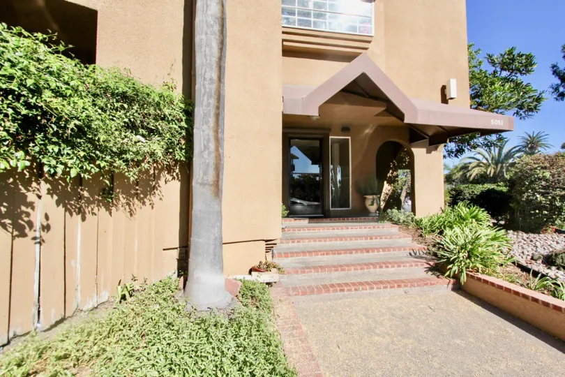 THE 5051 APARTMENT IN THE LA JOLLA BELLA WITH THE UPSTAIRS, FLOWER POT, TREES