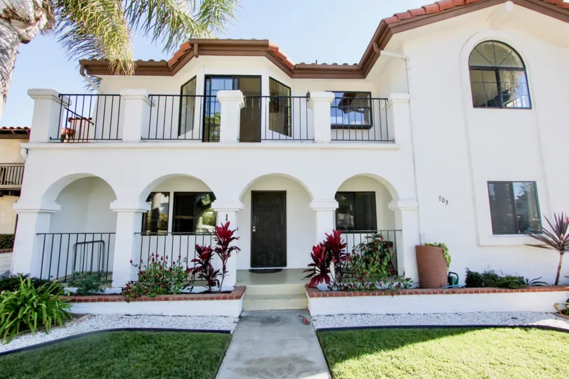 THE VILLA IN THE LA JOLLA MESA WITH THE PLANTS, TREES, GRASSLAND, BALCONI