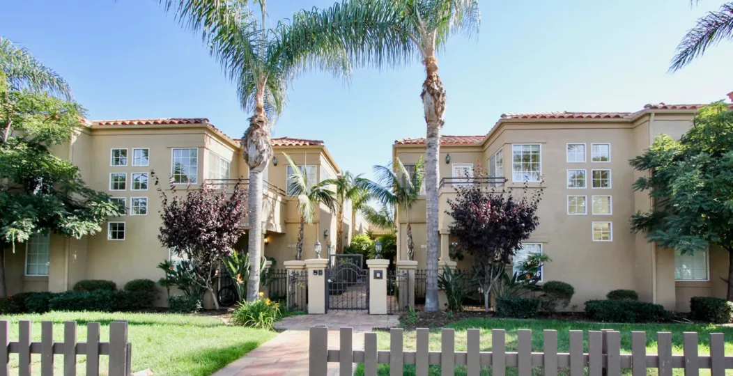 THE HOUSE IN THE MISSOURI STREET CONDOS WITH THE STEEL GATE, BALCONI, PLANTS, TREES, GRASSLAND