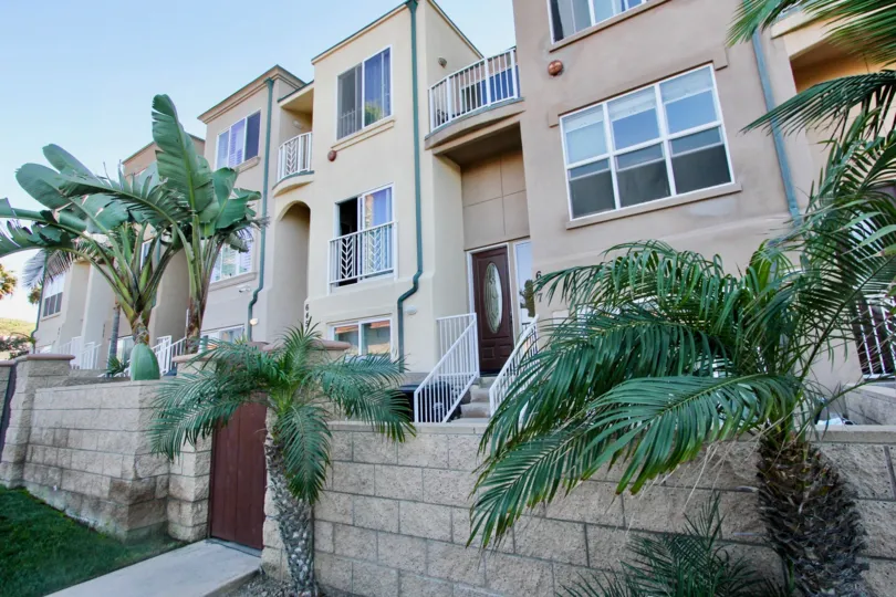 THE APARTMENTS IN THE North Pacific Beach Row Homes WITH THE UPSTAIRS, TREES, BANANA TREES, LAWN