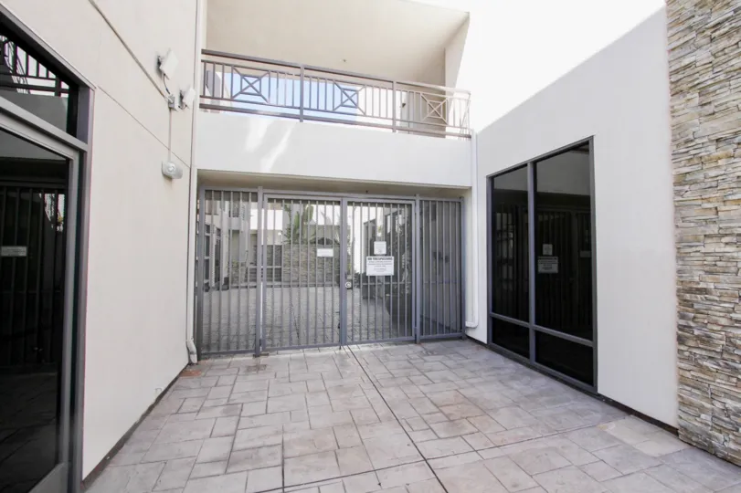 THE BEAUTIFUL HOUSE IN THE PACIFIC BEACH SANDS WITH THE GATE, GLASS DOOR, BALCONI