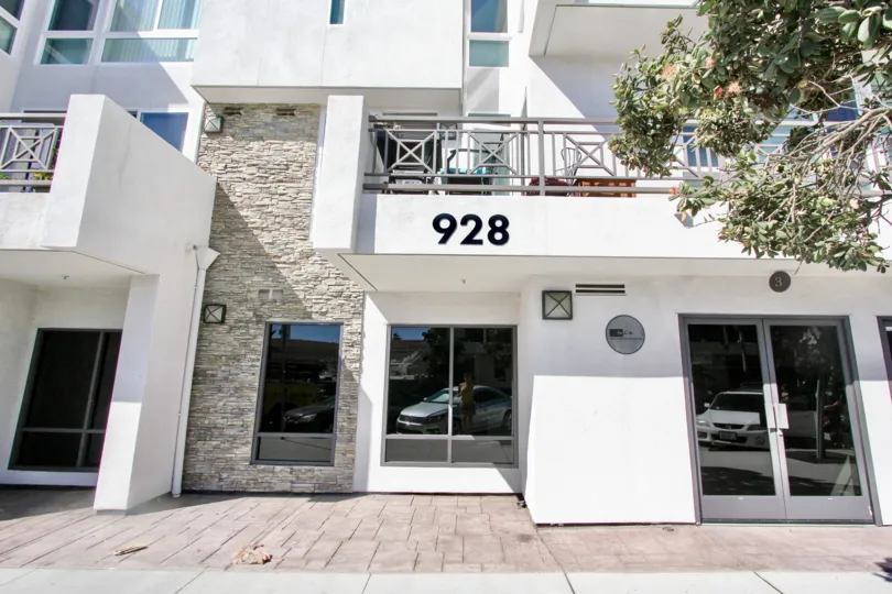 THE 928 APARTMENT IN THE PACIFIC BEACH SANDS WITH THE TREES, BALCONI, BEAUTIFUL WINDOW