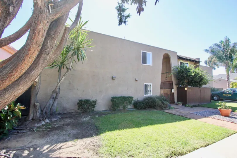 An arc in the Pacific Beach Villas reminds me off the Taj-Mahal and Quatab-Minar.