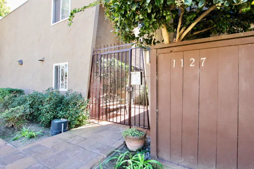 A metal-gate in the Pacific Beach Villas reminds me off the large container in the sea-harbor.