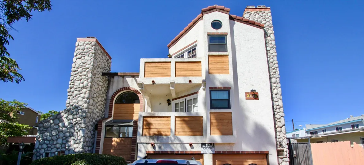THE APARTMENT IN THE PACIFIC GARDENS II WITH THE ROCK DESIGN WALL, WINDOW