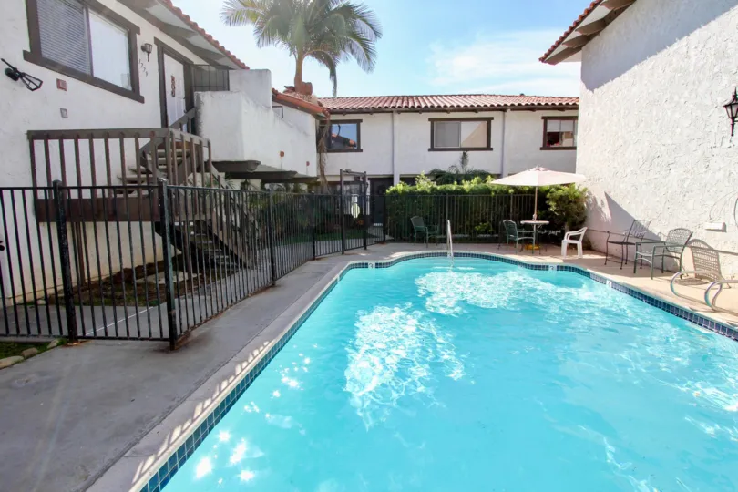 THE APARTMENT IN THE PACIFIC PINES WITH THE SWIMMING POOL, UPSTAIRS, TABLES IN THE PACIFIC PINES