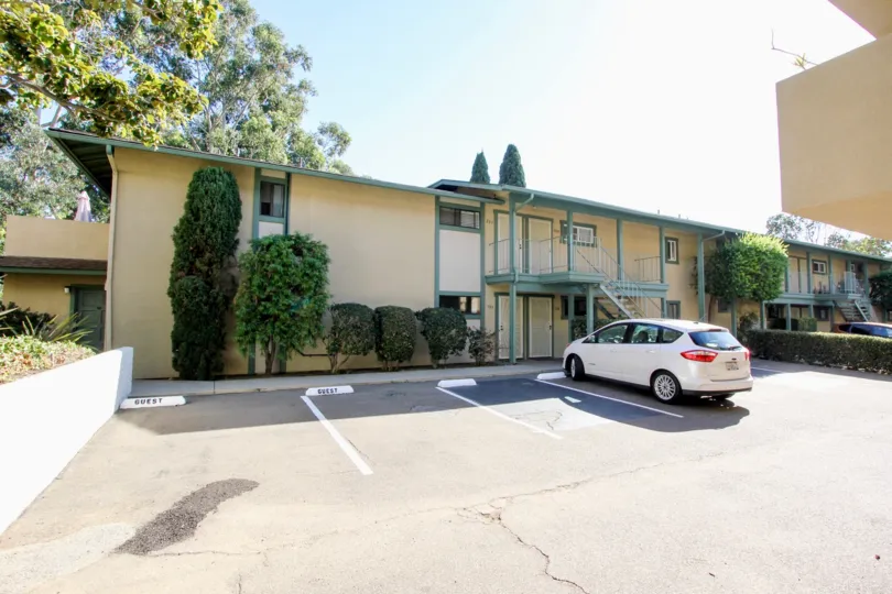 A car-parking in the Pacific Woodlands reminds me off the Driving-Institute.