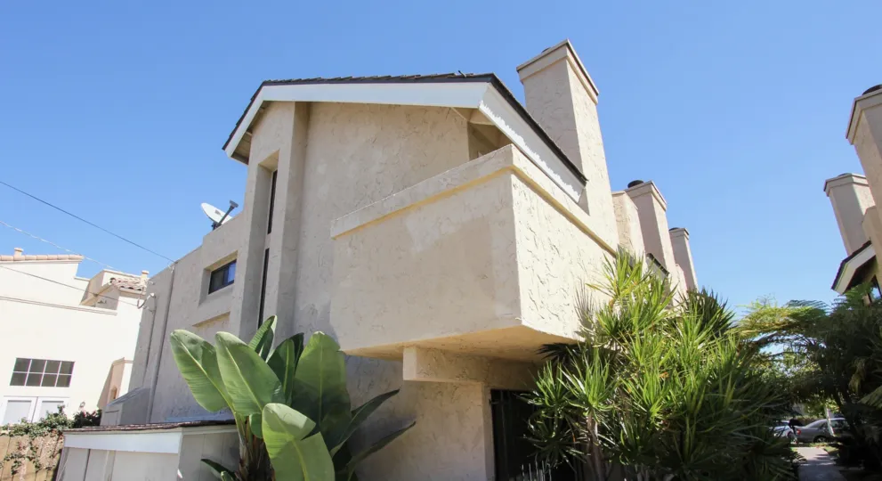 A NATURAL CREAMY COLOURED HOME ON A SUNNY DAY IN PROMONTORY TOWNJP, ES