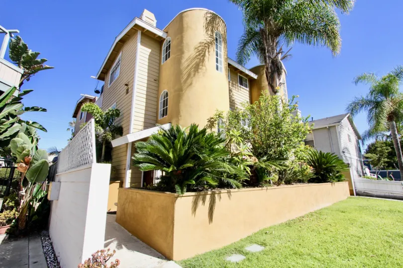 THE APARTMENT IN THE REED AVE WITH THE BANANA TREES, PLANTS, GRASSLAND