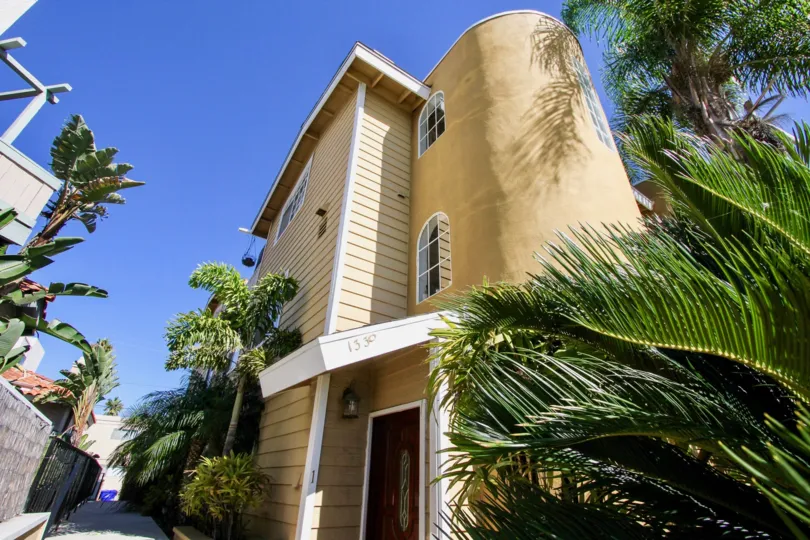 THE 1330 APARTMENT IN THE REED AVE WITH THE BANANA TREE, PATHWAY, PLANTS
