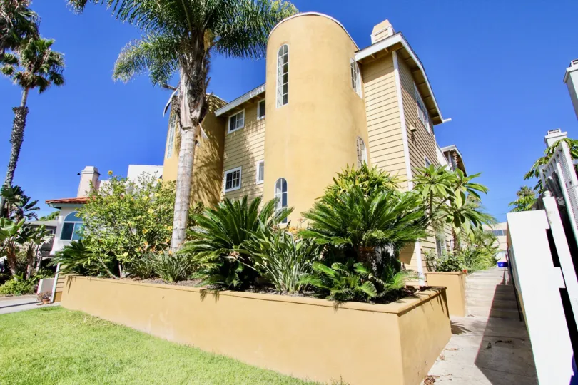 Reed Avenue Yellow-Creme Multi-Story Building Pacific Beach California