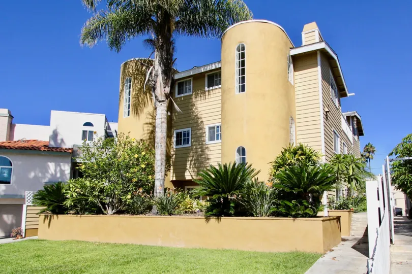 A curb view of a home on Reed Ave in Pacific Beach, California.