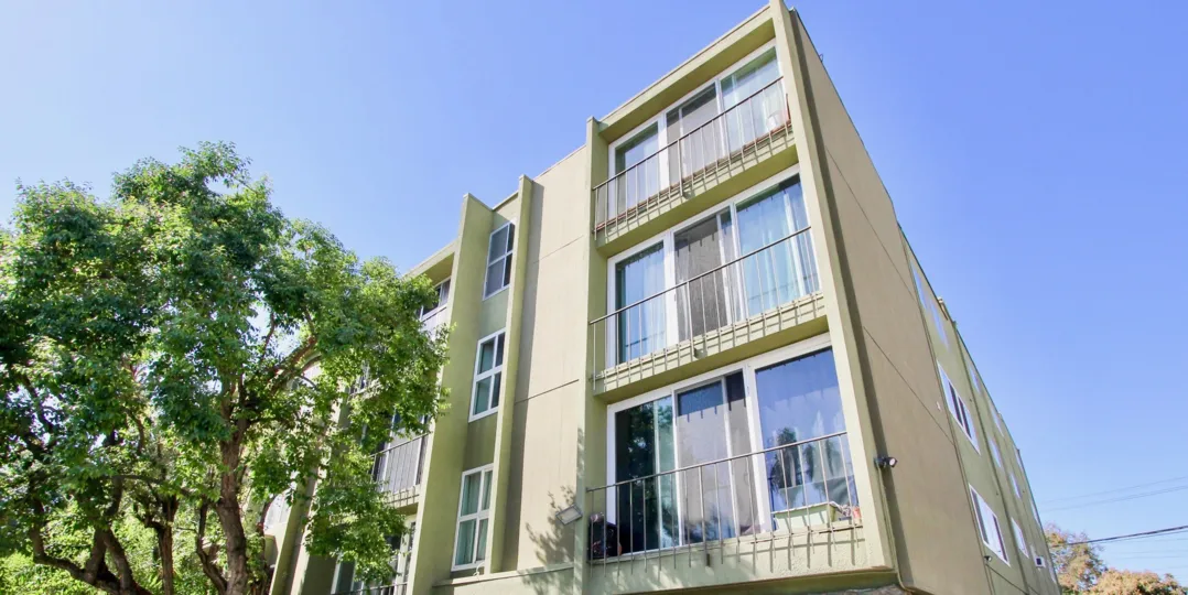 THE BUNGALOW IN THE REGENCY CONDOS WITH THE TREES, BALCONIS, GLASS WINDOW