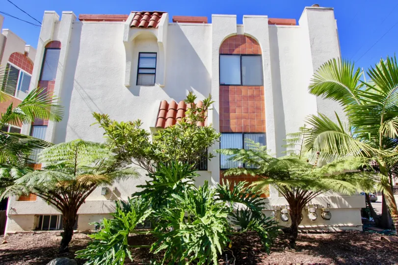 A sunny day with awesome house with green trees in Riviera Cove of Pacific Beach