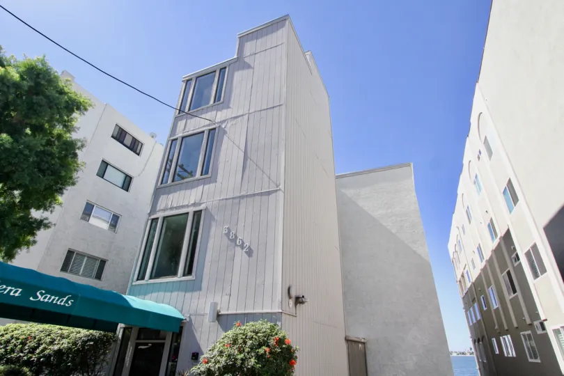 THE 5862 APARTMENT IN THE RIVIERA SANDS WITH THE FLOWER PLANT TREES