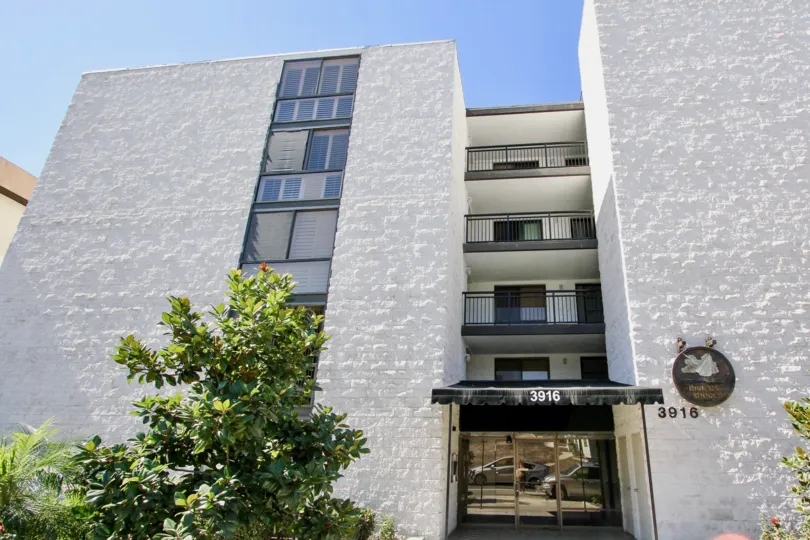 A building in the Riviera Shores reminds me off the Central Hospital at our location.