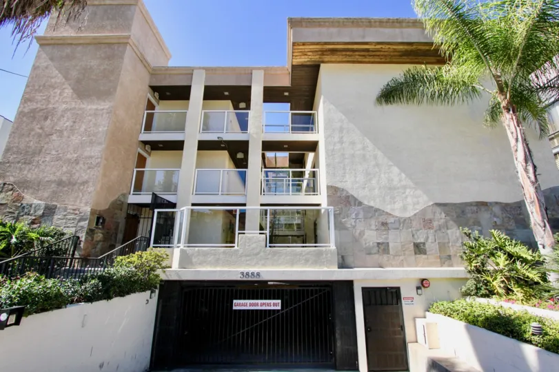 Beautiful condo three story with underground garage in nice Community close to the beach