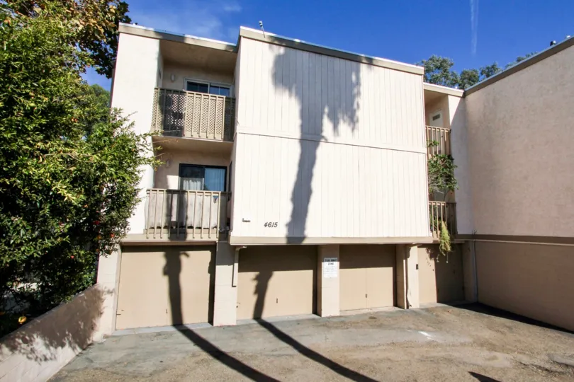 THE 4615 APARTMENT IN THE ROSE CREEK WITH THE EMPTY SPACE, TREES, BALCONIS