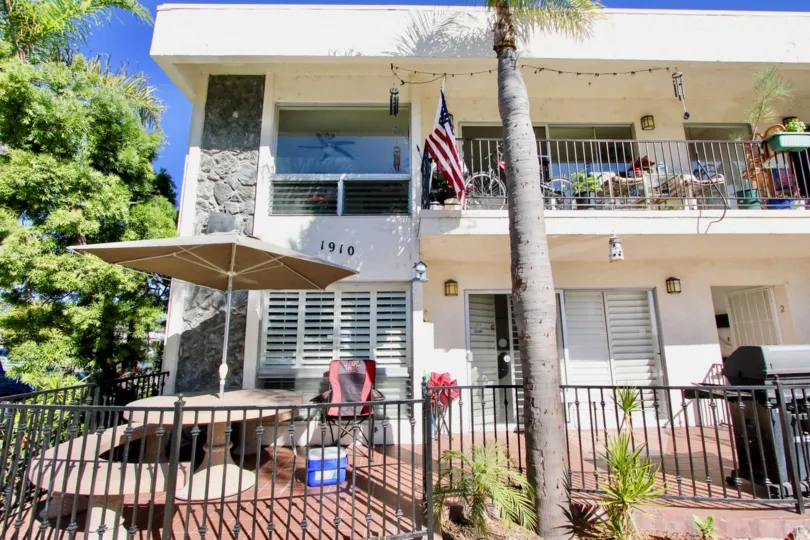 THE 1910 APARTMENT IN THE ROSE POINT TABLES, FLAG, TABLE