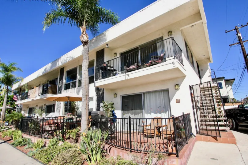 A SHINY DAY IN THE Rose Point WITH BEAUTIFUL flat and garden