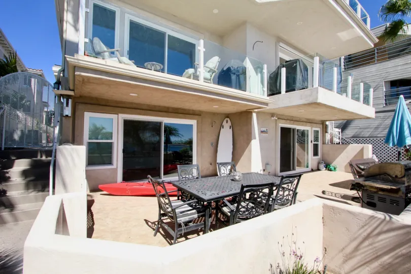 THE VOCATION PLACE IN THE SAIL BAY CONDOS WITH THE UPSTAIRS, CHAIRS