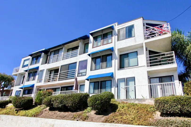 Lovely three story apartments in Santa Mariana surrounded by foliage