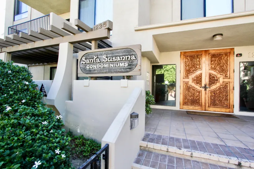 THE 1235 APARTMENT IN THE SANTA SUSANNA WITH THE WOODEN DOOR, FLOWER PLANT