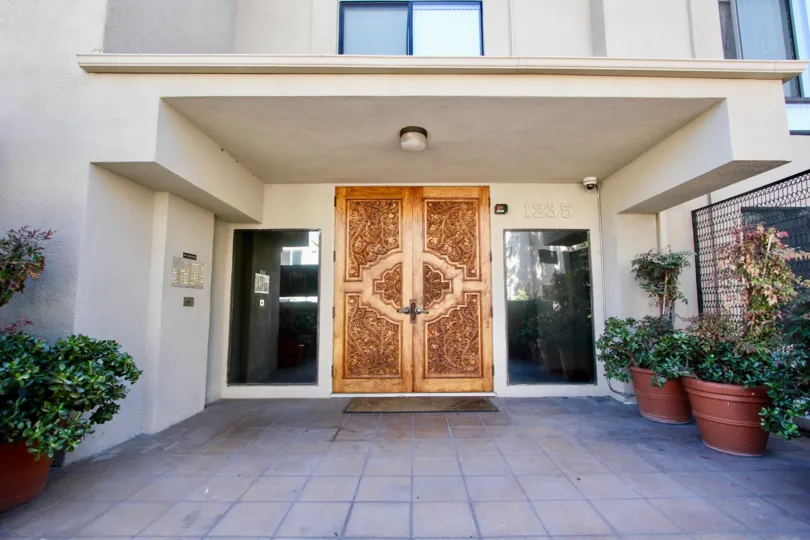 A well furnished house with a portigo and decorative plants in Santa Susanna of Pacific Beach