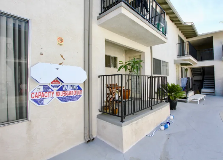 THE HOUSE IN THE SCOTT HOUSE WITH THE TABLES, BALCONIS, UPSTAIRS, FLOWER PLANT, WARNING STICKER