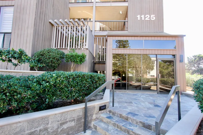 The front entrance of Sanderling with greenary around