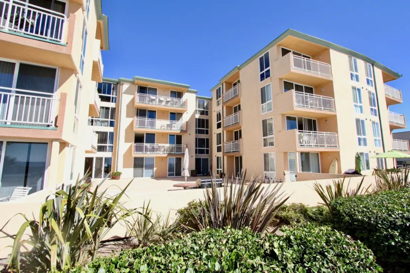 THE APARTMENTS IN THE SEASHORE WITH THE PLANTS, TABLES, BALCONI, STONE BENCH