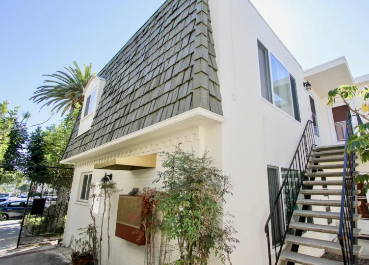 Beautiful apartment upstairs fully gated and playground