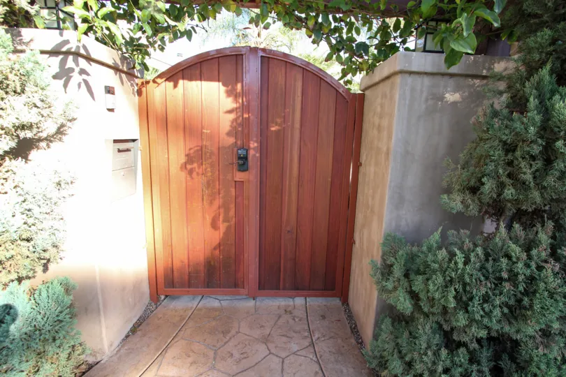A metal-gate in the Sunblend reminds me off the residential house in outer ringroad.