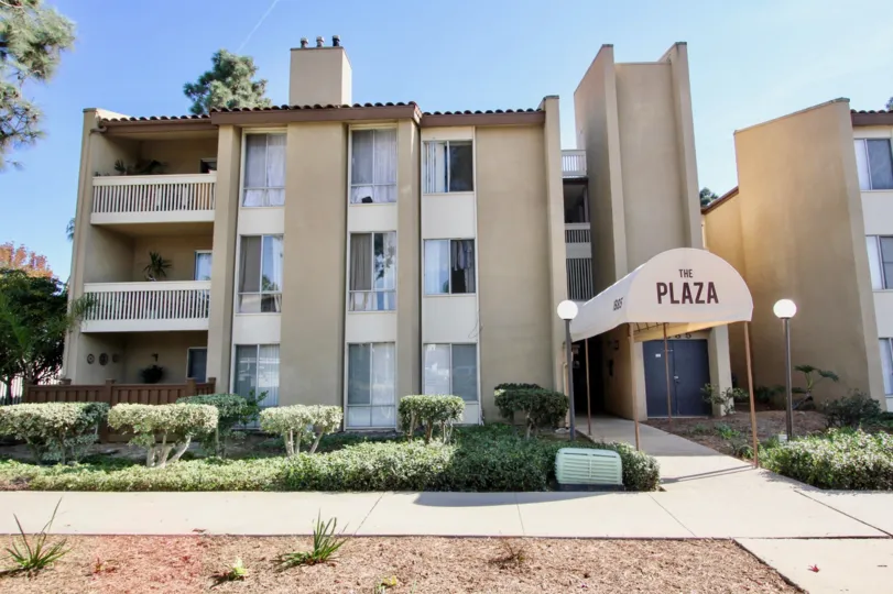 THE APARTMENT IN THE PLAZA WITH THE BALCONIS, PLANTS, PATHWAY