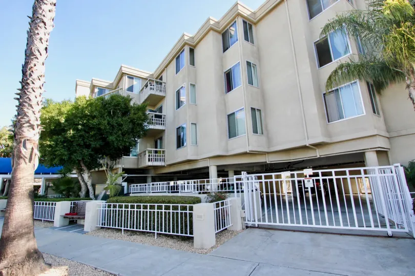 the shores at crown point is apartment of homes in pacific beach city in ca