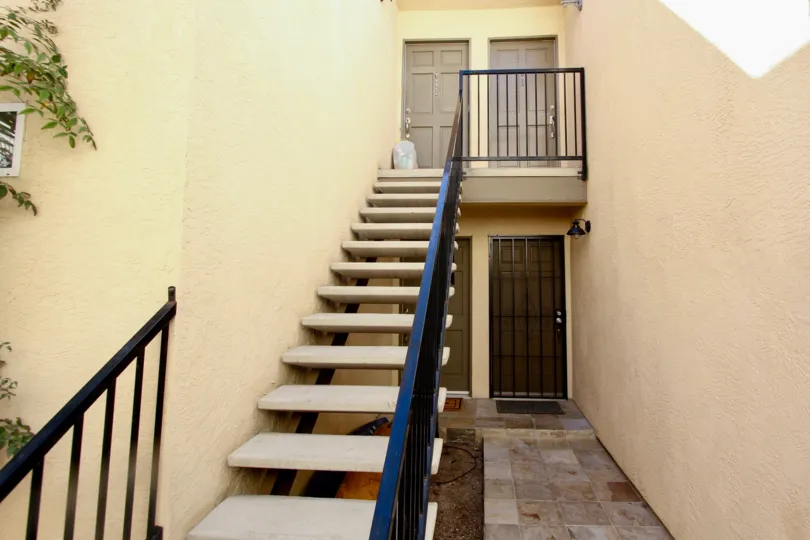 Well maintained community of Thomas Avenue Condominiums in Pacific Beach, California.